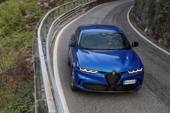 Alfa Romeo Tonale krosovera apskats