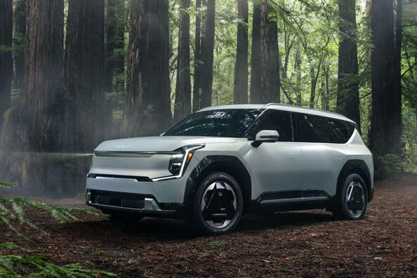 Septiņvietīgs elektriskais krosovers Kia EV9