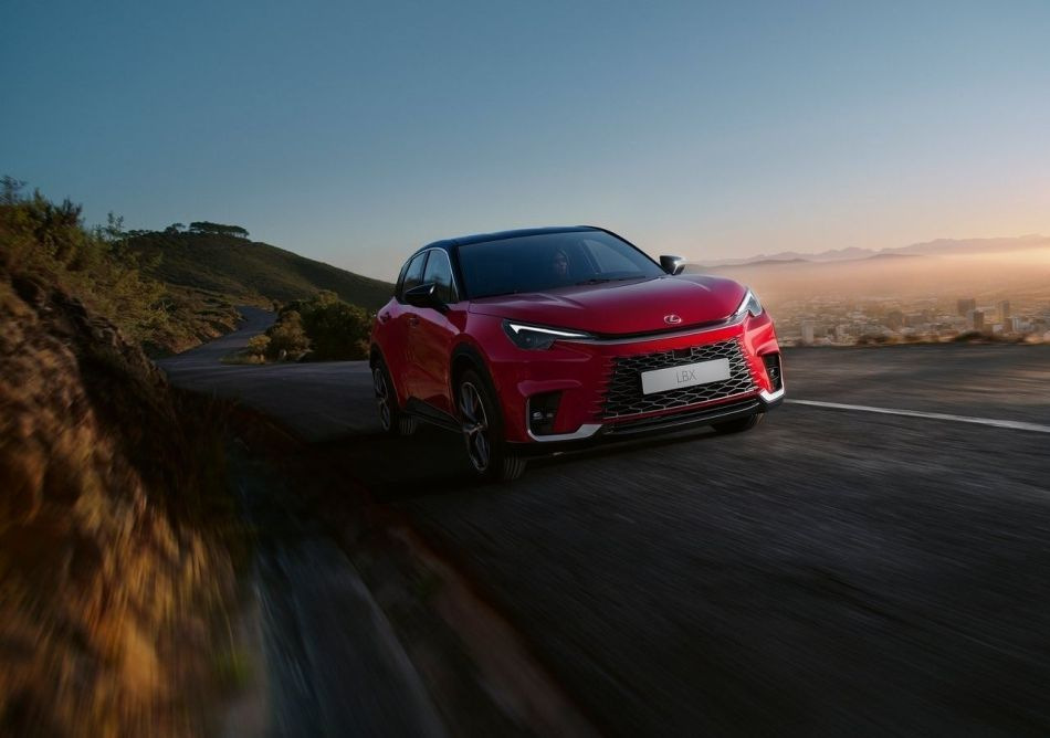 Kompaktā premium krosovera Lexus LBX apskats
