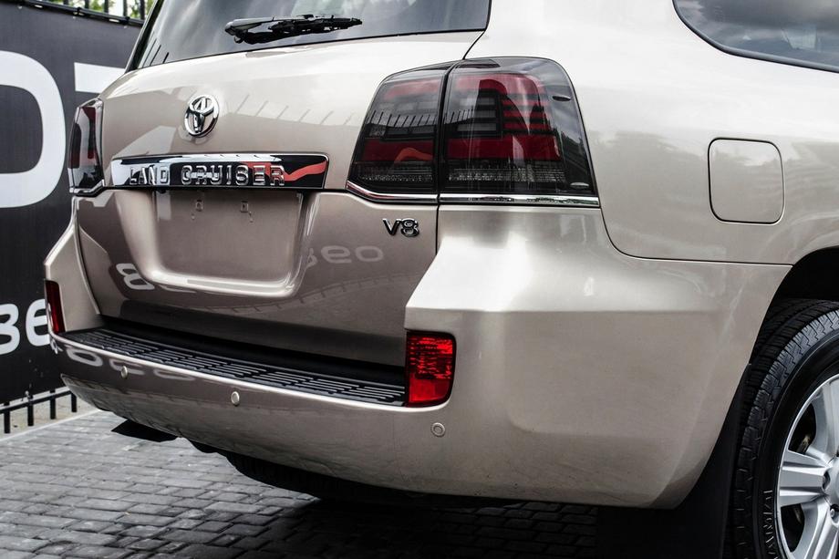 Toyota Land Cruiser 200 2007–2021 Aizmugurējie lukturi 2008-2015 (Sequential Red) Image
