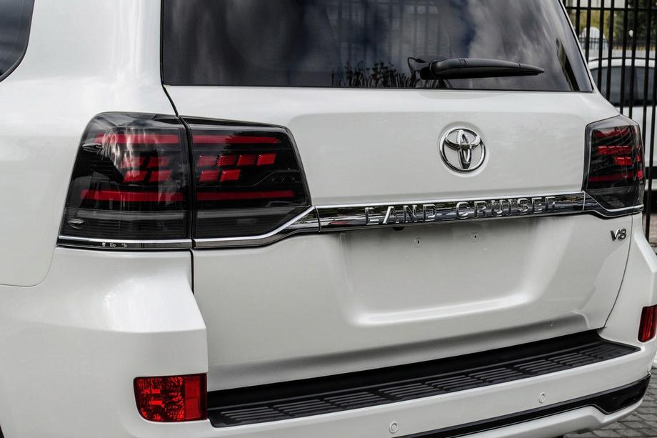 Toyota Land Cruiser 200 2007–2021 Aizmugurējie lukturi 2016-2021 (Sequential Red Plus) Image
