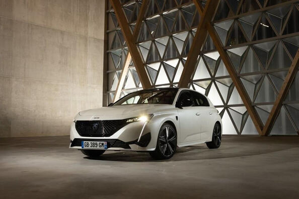 Kompaktā elektriskā hečbeka Peugeot e-308 apskats