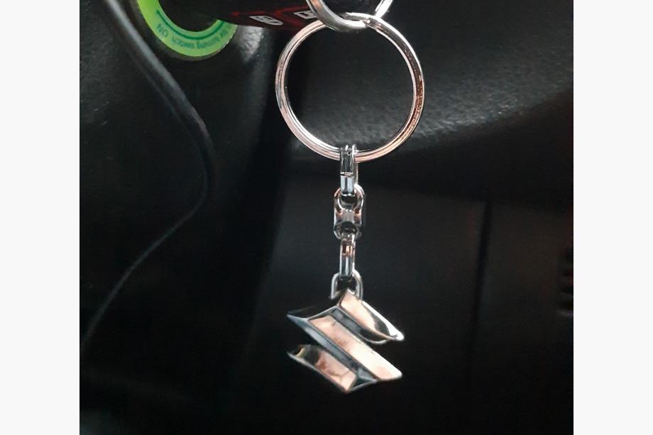 Suzuki Metāla atslēgu piekariņš ar Suzuki logotipu Image