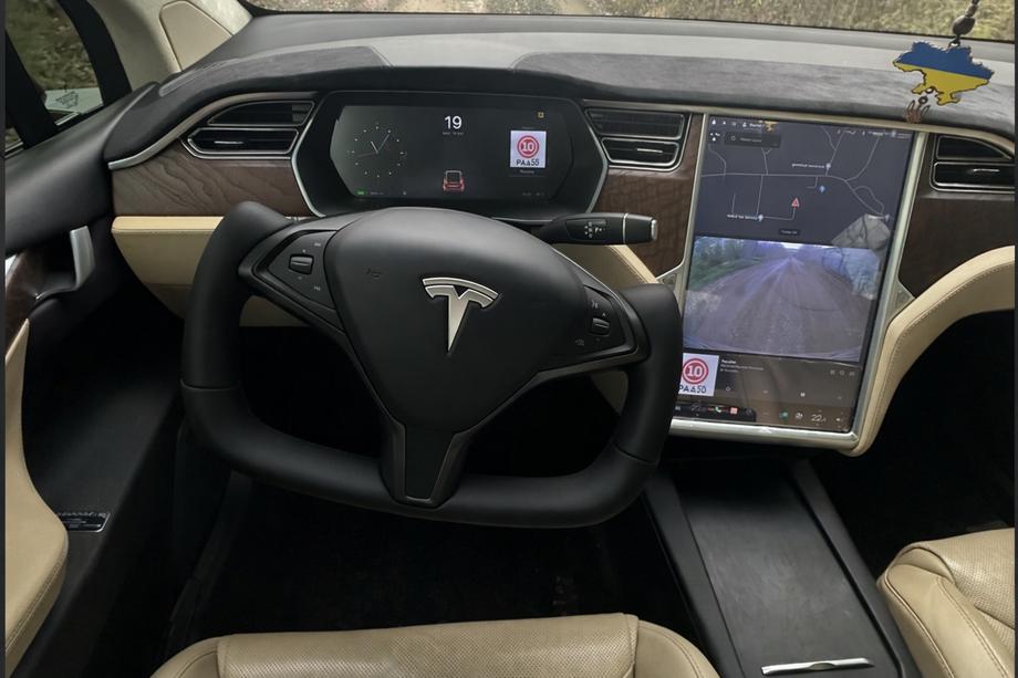 Tesla Model X 2015– Sporta stūre (ādas aizvietotājs ar oglekļa šķiedras ieliktņiem) Image
