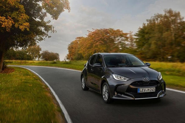 Pilsētas hečbeka Mazda 2 Hybrid apskats