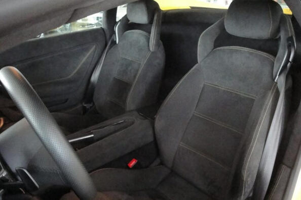 Kā pareizi kopt Alcantara auto sēdekļus?