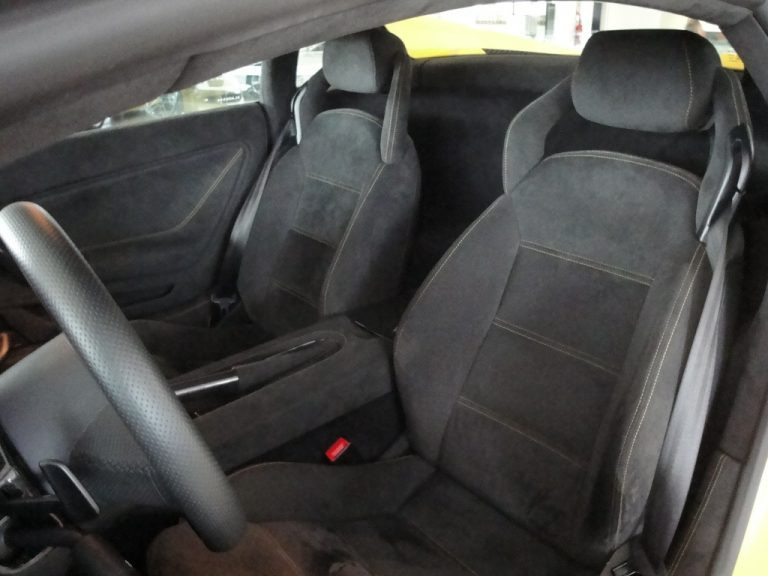 Kā pareizi kopt Alcantara auto sēdekļus?