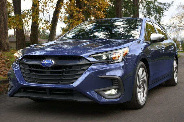 Atjauninātā pilnpiedziņas sedana Subaru Legacy apskats