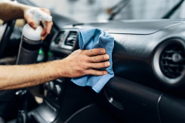 Kā pareizi kopt plastmasu automašīnas salonā?
