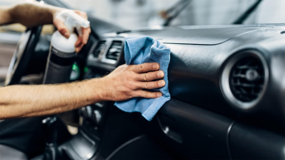 Kā pareizi kopt plastmasu automašīnas salonā?