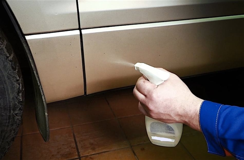 Auto virsbūves tīrīšanas līdzekļi: ieguvumi un kā izvēlēties