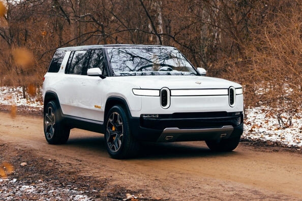 Elektriskā SUV Rivian R1S apskats