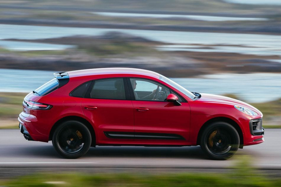 Atjaunināts pilnpiedziņas krosovers Porsche Macan