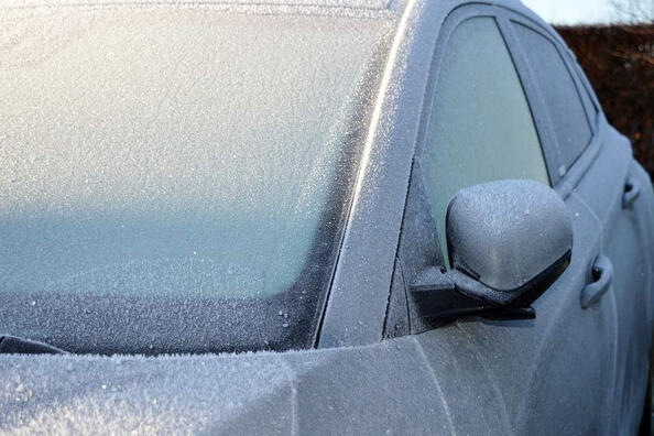 Kā ātri un droši atbrīvoties no ledus uz auto stikla?