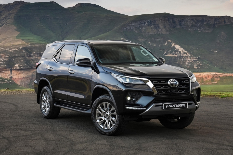 Toyota Fortuner: mūsdienīga apvidus auto iemiesojums