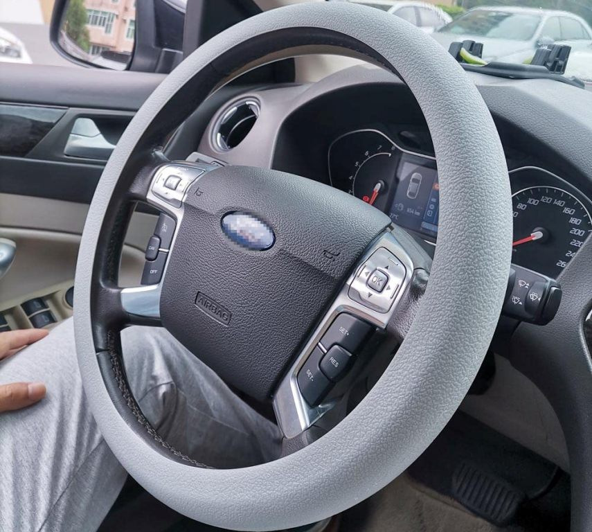 Kā izvēlēties automašīnas stūres pārvalku