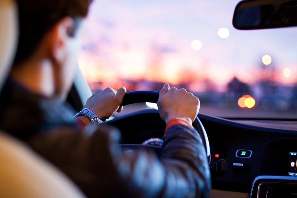 Kā mazināt muguras diskomfortu garos braucienos ar auto
