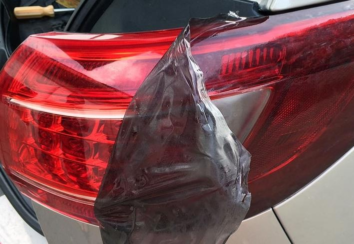 Kā noņemt tonēšanas plēvi no auto lukturiem?