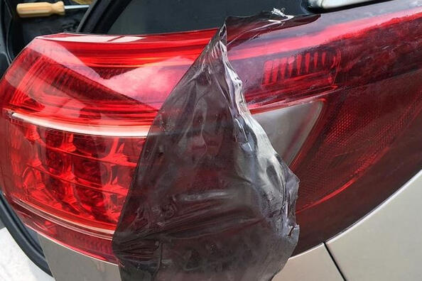 Kā noņemt tonēšanas plēvi no auto lukturiem?