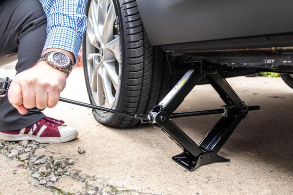 Kā pašam nomainīt pārdurtu automašīnas riepu: instrukcija