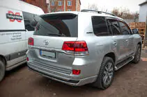 Toyota Land Cruiser 200 2007–2021 OEM līste virs numura zīmes (2016+) foto 7