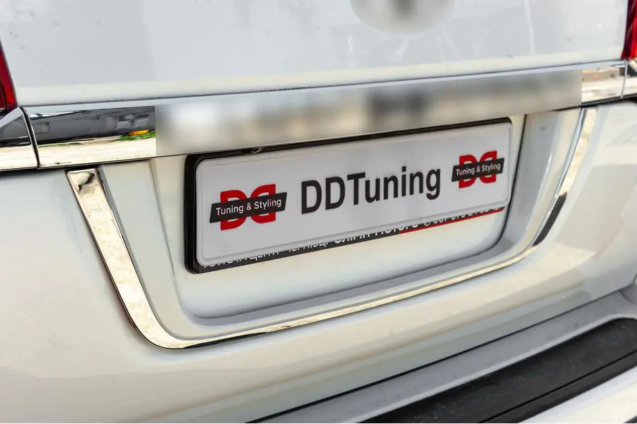 Toyota Land Cruiser 200 2007–2021 OEM līste virs numura zīmes (2016+) Image