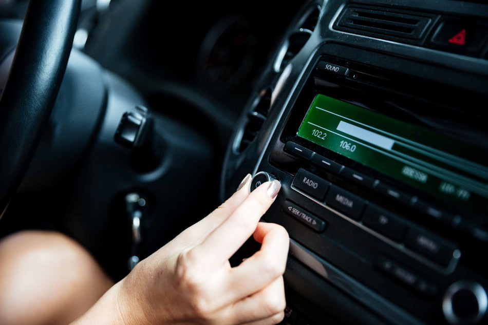 Kā uzlabot automašīnas audio sistēmas skanējumu?