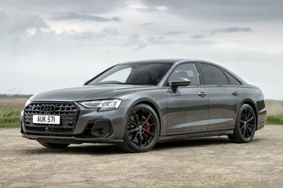 Atjaunināts sporta sedans Audi S8