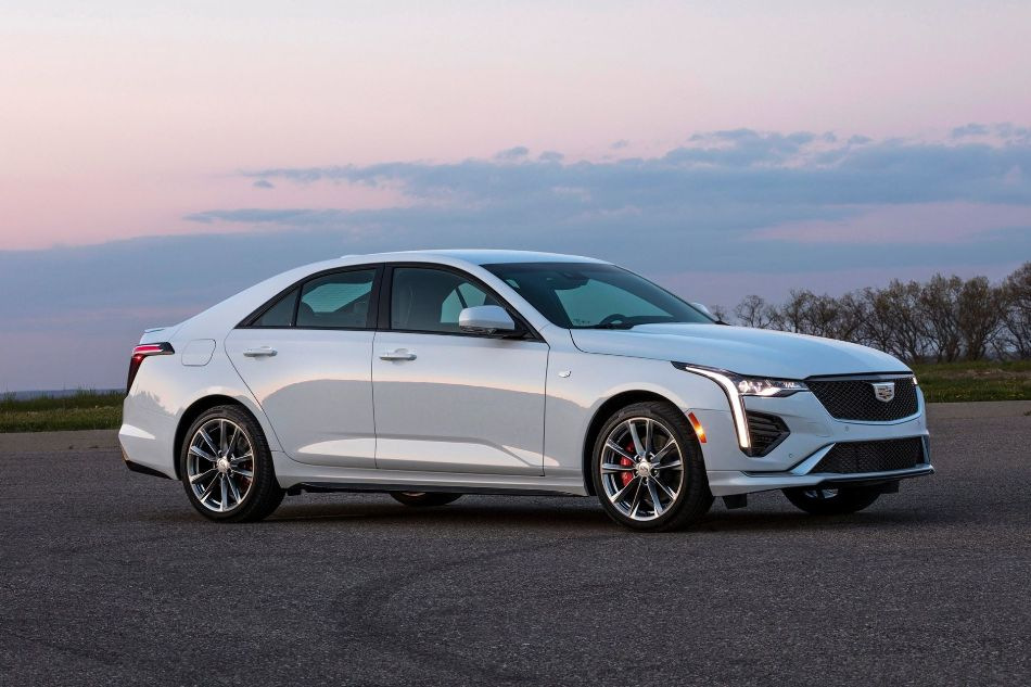 Cadillac CT4: greznība, veiktspēja un tehnoloģijas kompaktā sedanā
