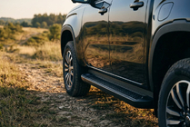 Volkswagen Amarok 2022– Sānu sliekšņi Allmond Black (2 gab., alumīnijs) foto 1