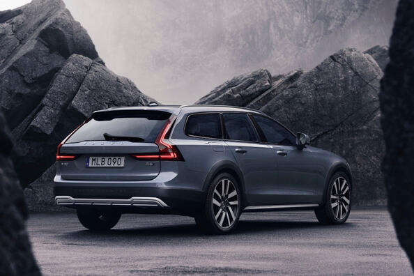 Volvo V90 Cross Country: paaugstinātas caurgājamības universāļa apskats Foto 4