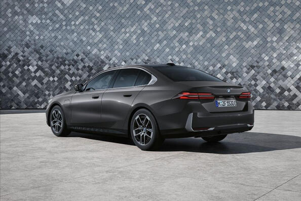 BMW 5 Series: jaunās paaudzes biznesa sedans Foto 2