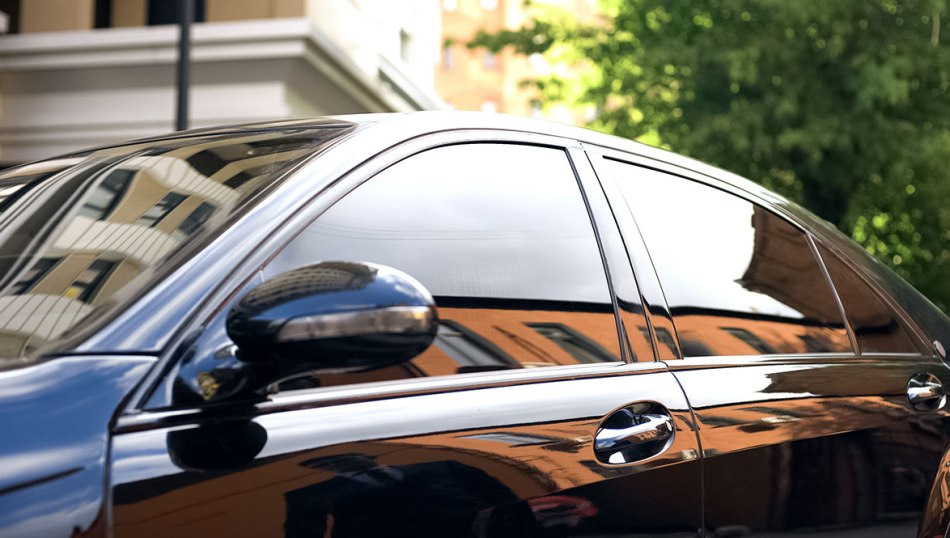 Auto stiklu tonēšana: praktiskie un estētiskie aspekti