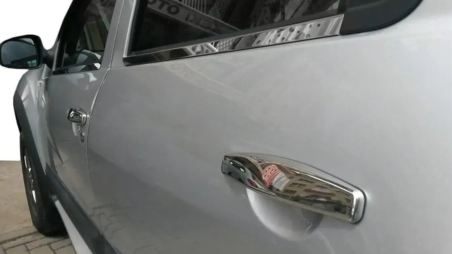 Hroma uzlikas auto durvju rokturiem: kā izvēlēties un uzstādīt