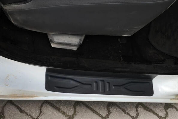 Kā pareizi uzstādīt plastmasas sliekšņu uzlikas automašīnai