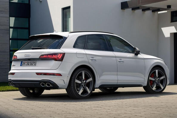 Atjauninātā sportiskā krosovera Audi SQ5 apskats Foto 4