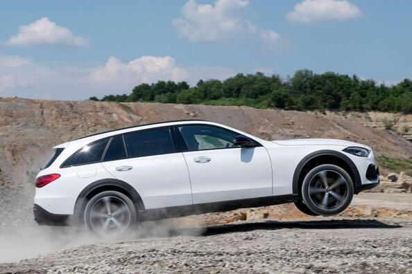 Mercedes-Benz C-Class All-Terrain: paaugstinātas caurgājamības universāļa apskats