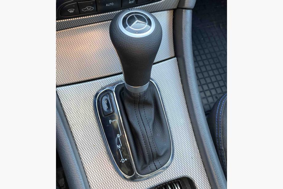 Mercedes C-class W203 2000–2007 Ātrumkārbas pārslēga rokturis un pārsegs A2032672088 (automātiskā kārba) Image