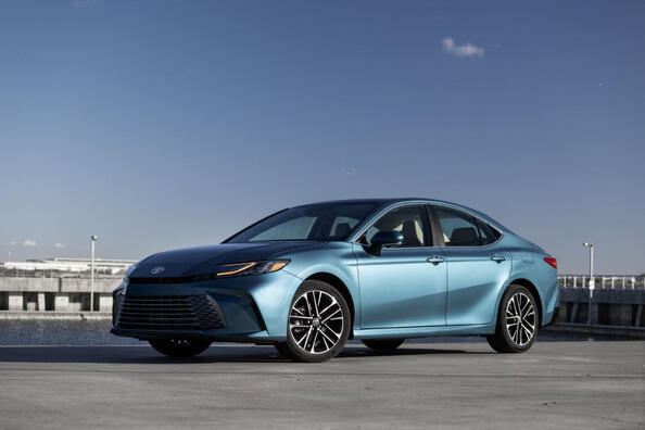 Toyota Camry 9. paaudze: komforts un jaunā līmeņa tehnoloģijas