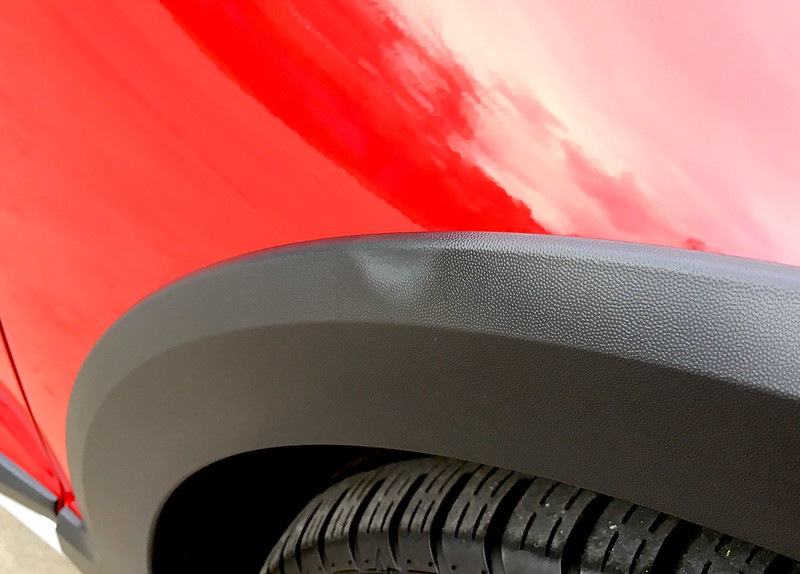 Auto virsbūves kopšana: kā piešķirt spīdumu melnai plastmasai