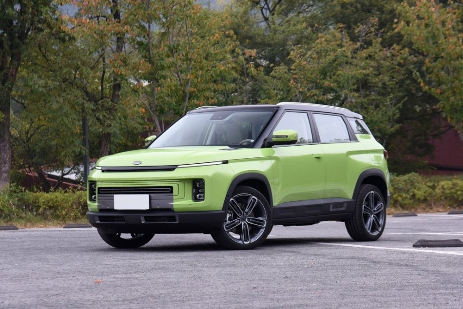 Geely ICON: stilīgs un tehnoloģisks hibrīda krosovers
