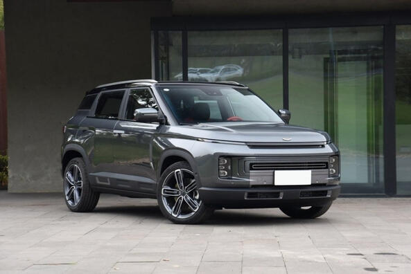 Geely ICON: stilīgs un tehnoloģisks hibrīda krosovers