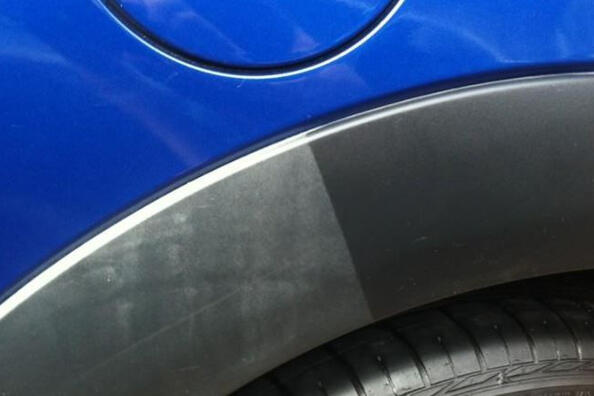 Ar ko var melnināt automašīnas melno plastmasu?