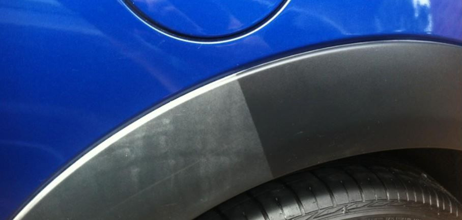 Ar ko var melnināt automašīnas melno plastmasu?