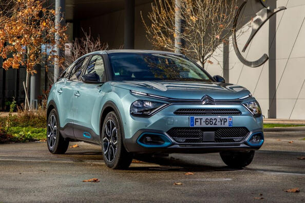 Elektriskā krosovera hečbeka Citroen e-C4 apskats