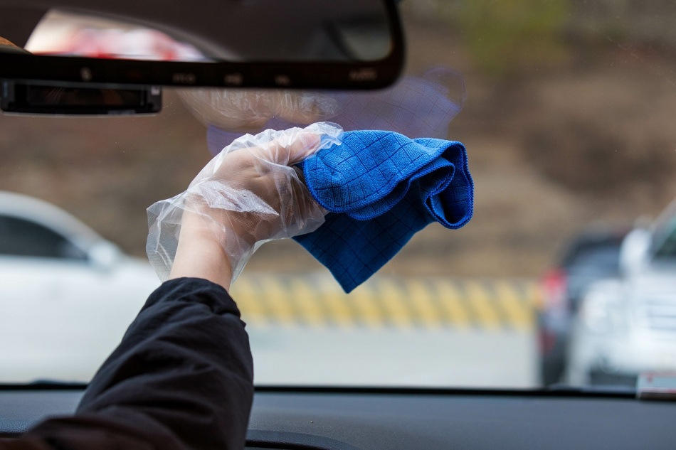Kā noņemt švīkas no auto stikliem: padomi un triki