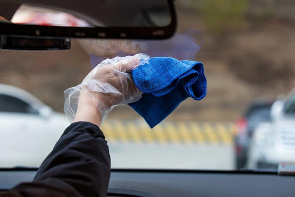 Kā noņemt švīkas no auto stikliem: padomi un triki