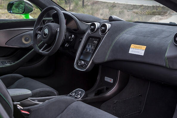 Alkantara vai ekoāda: ko izvēlēties auto salonam?