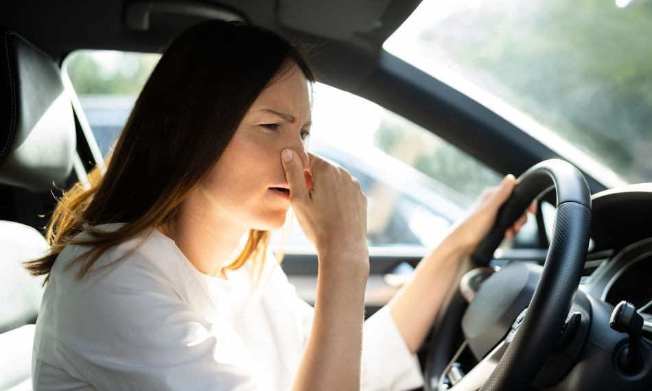 Kā efektīvi neitralizēt nepatīkamu smaku automašīnas salonā?