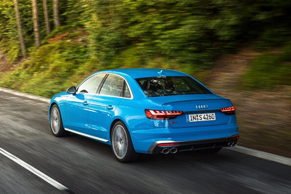 Audi S4 piektās paaudzes sporta sedana apskats Foto 4